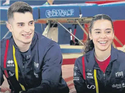  ?? RTVE ?? Gimn st s Noemí Romero y David Vega entrenan trampolín en el CAR de Sant Cugat
Compromiso
El argentino Pablo Simonet le pide la mano a Pili Campoy en su llegada a París