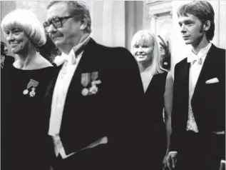  ?? FOTO: FOTO: EVY NICKSTRÖM/ HBL-ARKIV
FOTO: EVY NICKSTRÖM/HBL-ARKIV ?? Birgitta Ulfsson, Lasse Pöysti, Tua Ranninen och Erik Pöysti väntar på att skaka hand 1987.