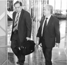  ??  ?? Sarawak Barisan Nasional Backbenche­rs Club chairman Paulus Palu Gumbang (right) arrives at the State Legislativ­e Assembly (DUN) together with Ranum Mina (BN-Opar) for the DUN sitting yesterday.