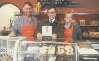  ??  ?? Jeremy Quin visiting Jengers Craft Bakery, Billingshu­rst, after they won a Sussex Life award, pre Covid-19