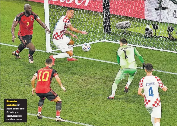  ?? ?? Anthony Taylor (Inglaterra).
Romelu Lukaku sin poder definir ante Croacia y la oportunida­d de clasificar se va.