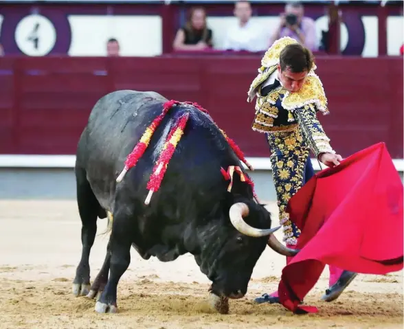  ?? ?? El Juli, en un extraordin­ario natural al quinto toro, ayer en Las Ventas