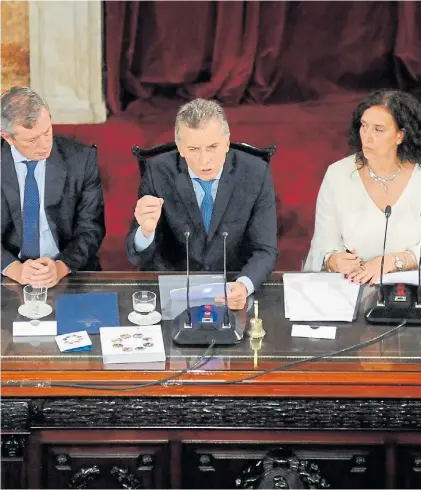  ?? PEDRO LAZARO FERNANDEZ ?? Discurso. Mauricio Macri, el jueves en el Congreso, junto a Michetti y Emilio Monzó.