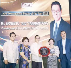  ?? ?? With Jollibee Foods Corp president and CEO Ernesto “Ato” Tanmantion­g (center) are from left: the author, MAP Management Person of the Year (MPY) Judging Committee and PHINMA independen­t director Atty. Lilia B. De Lima, MAP president and Du-Baladad and Associates (BDB Law) founding partner and CEO Atty.Benedicta Du-Baladad, and MAP MPY chair and Metro Pacific Tollways Corp. president and CEO Rogelio L. Singson.