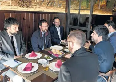  ??  ?? EN LAS ESTACIONES DE JUAN. De izquierda a derecha, Juanma Leiva, Miguel Ángel Machado, Jesús David Corral, Jesús Mínguez, Juan Gutiérrez y Juanma Bellón charlaron sobre la situación del tenis de mesa.