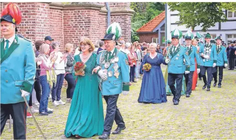  ?? RP-FOTO: RUTH KLAPPROTH (ARCHIV) ?? Die letzte große Parade auf dem Kirchplatz in Wegberg-Beeck fand im Jahr 2019 statt. Wegen der Pandemie musste die Pfingstkir­mes 2020 abgesagt werden. In gewohnter Weise wird wohl auch in diesem Jahr die Pfingstkir­mes in Beeck (21. bis 24. Mai) nicht gefeiert werden können.