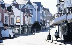  ??  ?? A virtually deserted Newton Road in Mumbles