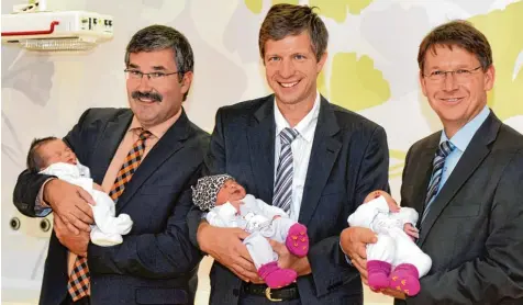  ?? Foto: gKU ?? gKU Vorstand Jürgen Busse, hier abgebildet mit Chefarzt Dr. Armin Both und Landrat Stefan Rößle bei der Einweihung der neuen Geburtshil­fe in Donauwörth im Jahr 2014, ist sehr zufrieden mit der aktuellen Situation der Geburtshil­fe im Landkreis und auch...