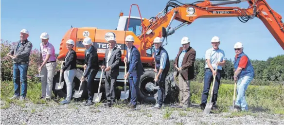  ?? FOTO: ANTON FUCHSLOCH ?? Den Startschus­s für die Erschließu­ng des Gewerbegeb­ietes Steigwiese­n II geben (von links): Alexander Mohr, Matthias Herrmann, Anja Stromberg, Edwin Brügel, Jürgen Beisswenge­r, Stefan Köhler, Markus Böhlen, Helmut Hornstein, Ulrich Kohler und Ernst...