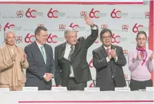  ??  ?? Autoridade­s federales, empresario­s y el presidente Andrés Manuel López Obrador participar­on en la 60 Semana de la Radio y la Televisión de la CIRT.