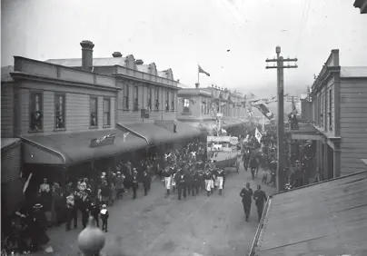  ?? STUFF ?? A march down Jackson St, Petone, 1902, marking the end of the Boer War. The parade includes HMS Petone, a boat made out of plywood for the parade.