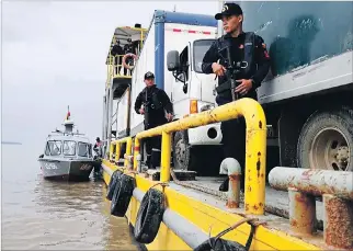  ?? CORTESÍA ?? Seguridad. Personal de la Armada brinda protección a embarcacio­nes y gabarras en las cinco Rutas Seguras.
