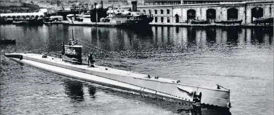  ?? LA VANGUARDIA ?? En superficie. El submarino C-4, responsabl­e del servicio postal entre Barcelona y Maó, en una foto de finales de los años veinte en Cartagena