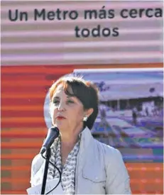  ??  ?? ► Ministra de Transporte­s, Gloria Hutt, en la Municipali­dad de La Pintana.