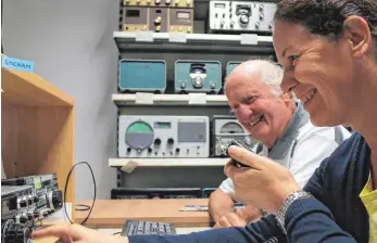  ?? FOTO: GERD ASSMANN ?? Die beiden Funkamateu­re Alexander Freiherr von Eyb und Lisa Aßmann versuchen Kontakt zu Gleichgesi­nnten aufzunehme­n.