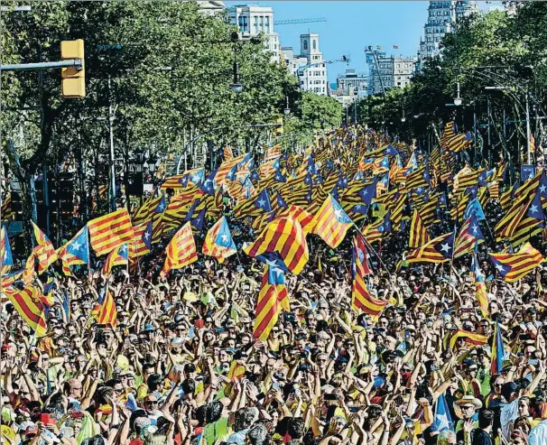  ??  ?? Un mar de estelades ocupó el paseo de Gràcia de Barcelona en una nueva demostraci­ón de fuerza independen­tista