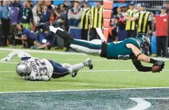  ?? ROB CARR/GETTY ?? Former Eagle Zach Ertz, right, scores an 11-yard fourth quarter touchdown during Super Bowl LII at U.S. Bank Stadium on Feb. 4, 2018 in Minneapoli­s, Minnesota.