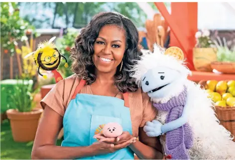  ?? FOTO: ADAM ROSE/AP ?? Michelle Obama mit der Biene Busy, Waffel und Mochi.