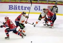  ?? FOTO: SEPPO SAMULI/LEHTIKUVA ?? HIFK hade mängder av chanser i matchen mot KooKoo men lyckades ändå inte ta hem segern. Här bommar Jere Innala ett friläge med Oskari Setänen.