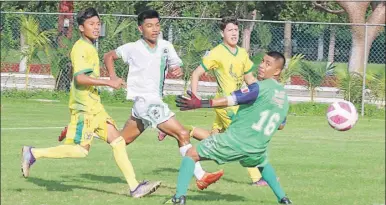  ?? ?? Aries Gutiérrez, de Deportiva Venados, vence al arquero de los Saraguatos de Palenque, en la goleada de Tamanché. Abajo, celebració­n de los Tiburones de Progreso ante los Felinos de la 48