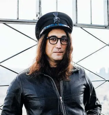  ?? MATT LICARI/INVISION ?? Sean Ono Lennon, seen on the Empire State Building observatio­n deck, helped produce a reworking of his dad’s catalog.