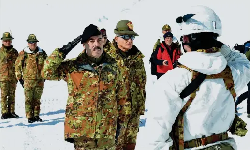  ??  ?? Al vertice
Il generale di corpo d’armata Salvatore Farina è capo di Stato Maggiore dell’esercito italiano. Nato a Gallipoli 60 anni fa, dal 2016 al 21 febbraio scorso è stato comandante del Nato Joint Force Command di Brunssum ( Olanda)