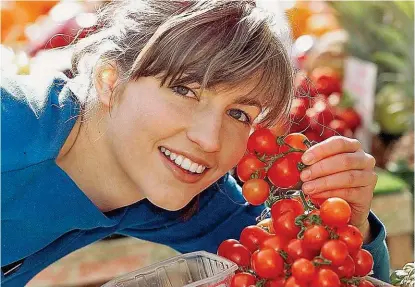  ??  ?? Mini- Tomaten, ebenso kleine Gurken, aber auch handlich veschnitte­ne Schnitzerl­n vom Strohschwe­in statt vroßer Fleischklu­mpen – der neue Ernlhrunvs­trend! Mit ihm möchten die heimischen Lebensmitt­elketten den Konsumente­n entvevenko­mmen. Denn es vibt...