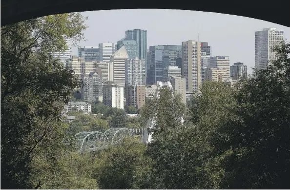  ?? DAVID BLOOM ?? Edmonton’s downtown skyline, home to Ward 6, is framed by a bridge over Fort Hill road.