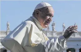  ?? FABIO FRUSTACI ?? El Papa, en la audiencia de los miércoles, en la plaza del Vaticano. ▶▶