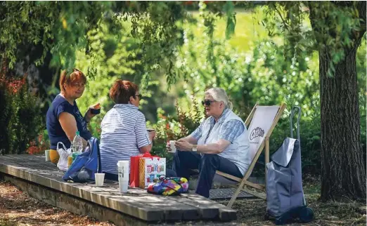  ?? Foto Blaž Samec ?? Podatki kažejo, da ženske pri nas v povprečju zaslužijo 9 odstotkov manj kot moški, a imajo po koncu delovne dobe v povprečju kar 16 odstotkov nižjo pokojnino.