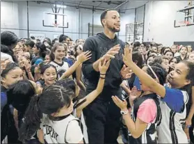  ?? FOTO: AP ?? Curry ha sido estos días la estrella de un campus de los Warriors para niñas
