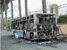  ??  ?? Allarme Qui sopra, l’autobus distrutto dalle fiamme ieri all’Infernetto (Proto). Nelle altre foto: i resti del mezzo bruciato vicino a San Pietro (prima a sinistra), il rogo dell’altro bus dell’Atac a Monteverde e i vigili del fuoco all’opera sugli...