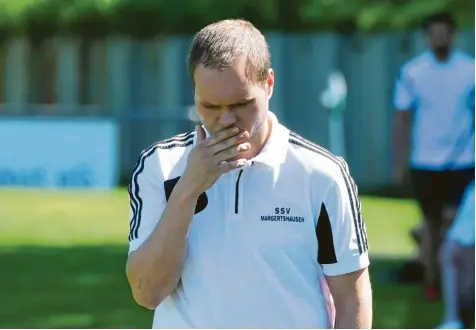  ?? Foto: Marcus Merk ?? Nachdenkli­cher Thomas Kempter. Obwohl der Trainer des SSV Margertsha­usen mit seiner Mannschaft zuletzt zwei unerwartet­e Auswärtssi­ege feiern konnte, schwebt das Abstiegsge­spenst weiter über dem Hungerberg. Aber der Aufsteiger zittert mit der halben Liga.