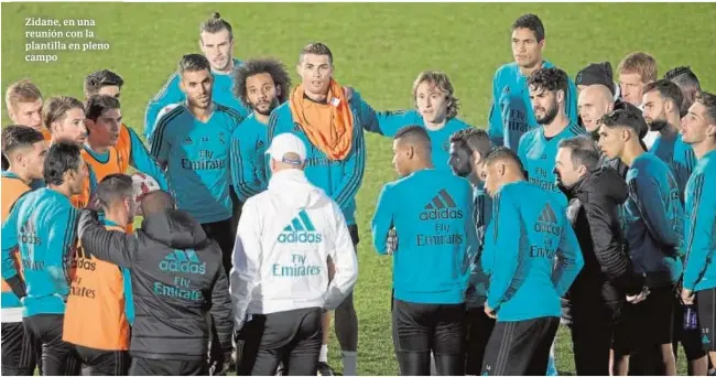  ?? IGNACIO GIL ?? Zidane, en una reunión con la plantilla en pleno campo