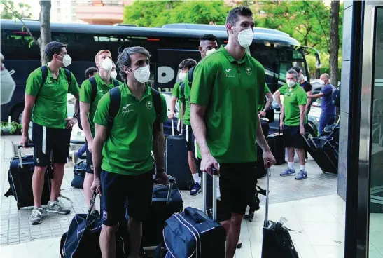  ?? ACBMEDIA ?? Los jugadores del Unicaja, a su llegada al hotel en Valencia