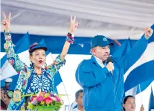  ??  ?? Daniel Ortega (d), junto a su esposa y vicepresid­enta, Rosario Murillo, rige autoritari­amente en Nicaragua desde hace 12 años.