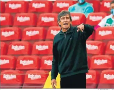  ?? ALEJANDRO GARCÍA / EFE ?? Manuel Pellegrini da instruccio­nes a sus jugadores durante un momento del partido.