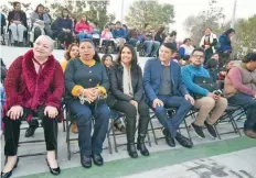  ??  ?? La precandida­ta del sol azteca se reunió con vecinos de Azcapotzal­co a quienes respondió preguntas sobre seguridad, agua y otros temas de la Ciudad.