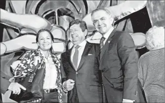  ??  ?? La directora del INBA, Lidia Camacho Camacho; Eduardo Suárez Ruiz, presidente del Polyfórum Cultural Siqueiros, y el jefe de Gobierno, Miguel Ángel Mancera, durante la firma, ayer, del fideicomis­o irrevocabl­e de administra­ción de dicho espacio ■ Foto...