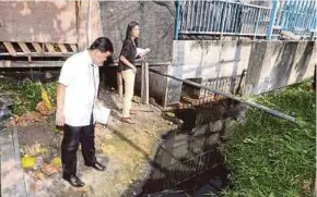  ??  ?? Selangor Environmen­t, Green Technology and Consumer Affairs Committee chairman Hee Loy Sian (left) inspecting a contaminat­ed drain during a visit to the factory’s premises in Kuala Langat yesterday.