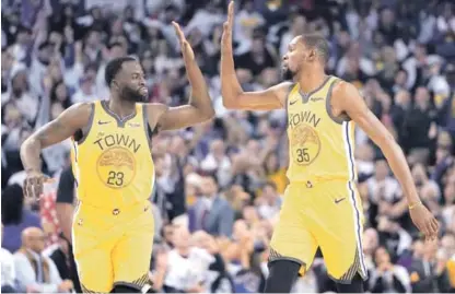  ?? AP ?? Campeón. Draymond Green y Kevin Durant fueron importante­s en el triunfo de los Warriors en la NBA.