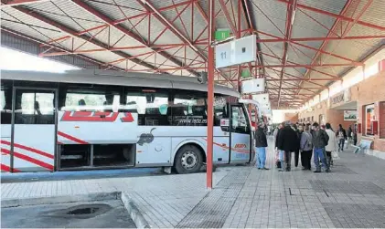  ??  ?? Un autobús de Leda en la estación de Badajoz, en una imagen de archivo.