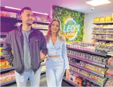  ?? FOTO: TANJA BOSCH ?? Leonard Bajrami und Gül Cöpür haben am Freitag „Leo’s Kiosk“in der Ulmer-TorStraße 23 eröffnet.