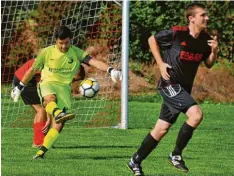  ?? Foto: Karl Aumiller ?? Hau weg den Ball! Roggdens Keeper Patrick Mayer (links) musste im Heimspiel ge gen Bissingen nur einmal das Leder aus dem Netz holen.