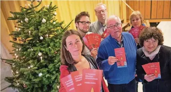  ?? FOTO: TANJA PICKARTZ / FUNKE FOTO SERVICES ?? Tonja Christ, Benjamin Hübbertz-Ivartnik, Bernd Kruse, Konrad Junkers, Ingeborg Stiller und Marion Boes (v.l.n.r.) werben für den Lebendigen Adventskal­ender in Duissern.