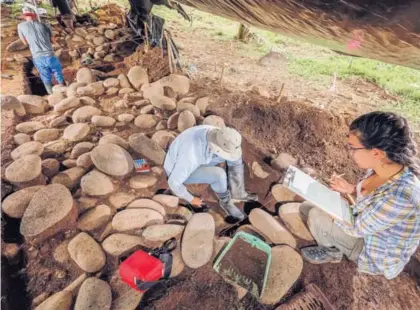  ?? ANDRÉS ARCE/ARCHIVO ?? En el 2015, en Nuevo Corinto, Guápiles, Juan Castro y Sharon Ugalde, de la Universida­d de Costa Rica, realizaron excavacion­es en una finca privada, donde hallaron ruinas indígenas.