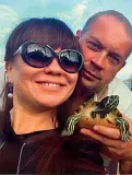  ??  ?? Tragedia Leila Kinser Gakhirovan e il marito Bradley Joel Kinser in uno scatto con la loro amata tartaruga