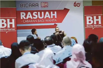  ?? [FOTO ROSELA ISMAIL/BH] ?? Dzulkifli (kanan) pada program Forum Bicara BH, Rasuah - Cabaran Bagi Wanita, di Balai Berita, kelmarin.