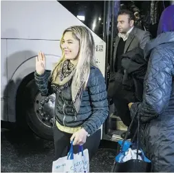  ?? Ernest Doroszuk / Toronto Sun / Postmedia Netwo rk ?? Syrian refugees arrive by bus at a hotel near the Toronto airport on Friday.