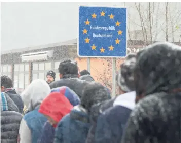  ?? FOTO: DPA ?? Flüchtling­e betreten im Winter 2015 deutschen Boden.